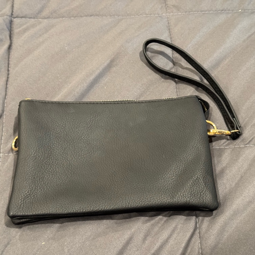 Jen & Co wristlet w/3 pockets. 2 D Rings, add own guitar strap for a crossbody.